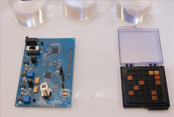 Một số sản phẩm hỗ trợ sản xuất thử chip bán dẫn. (Ảnh: Hoàng Hiếu/TTXVN)